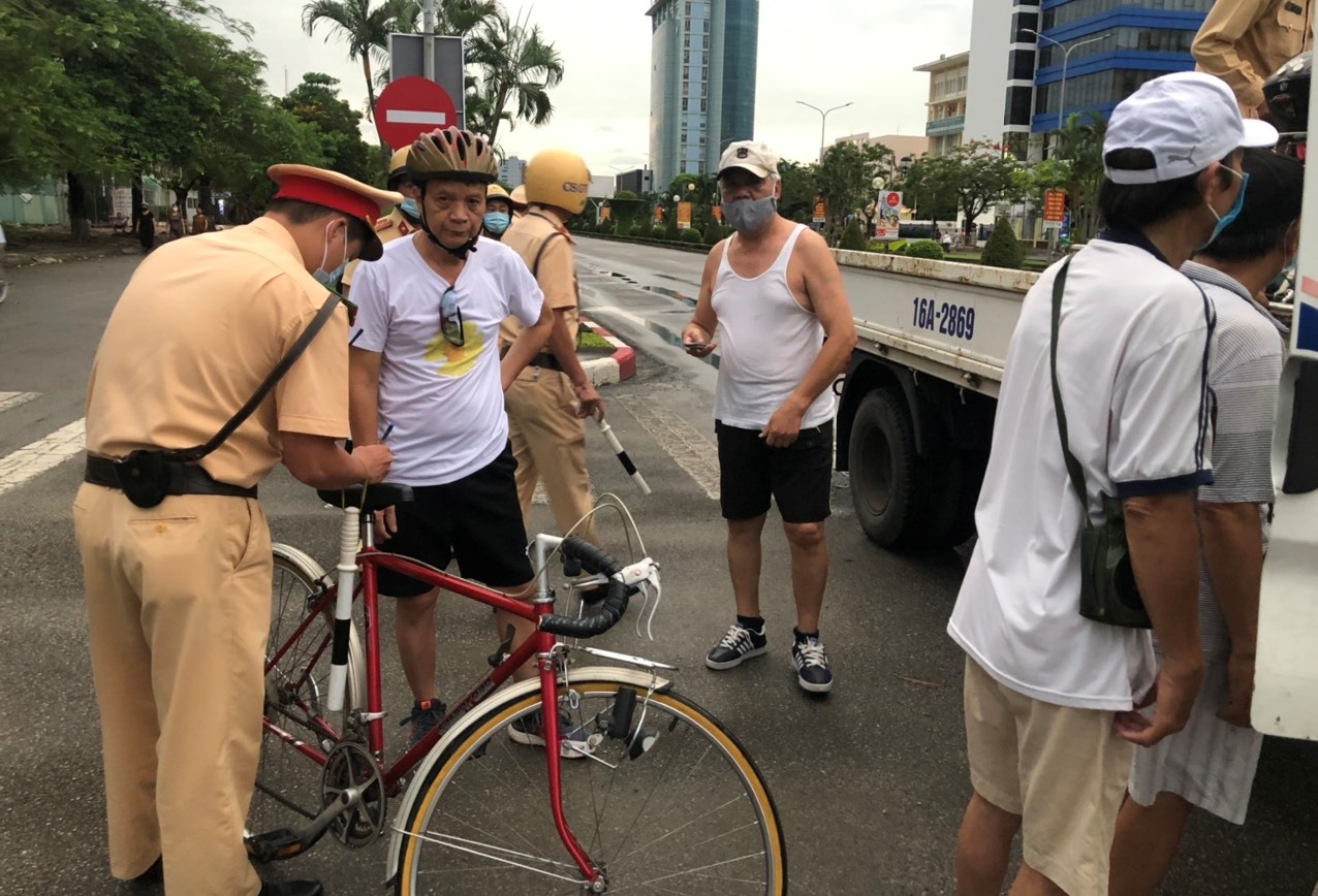 Xử lý 16 trường hợp điều khiển xe đạp vào phần đường cho xe ô tô tại đường Lê Hồng Phong